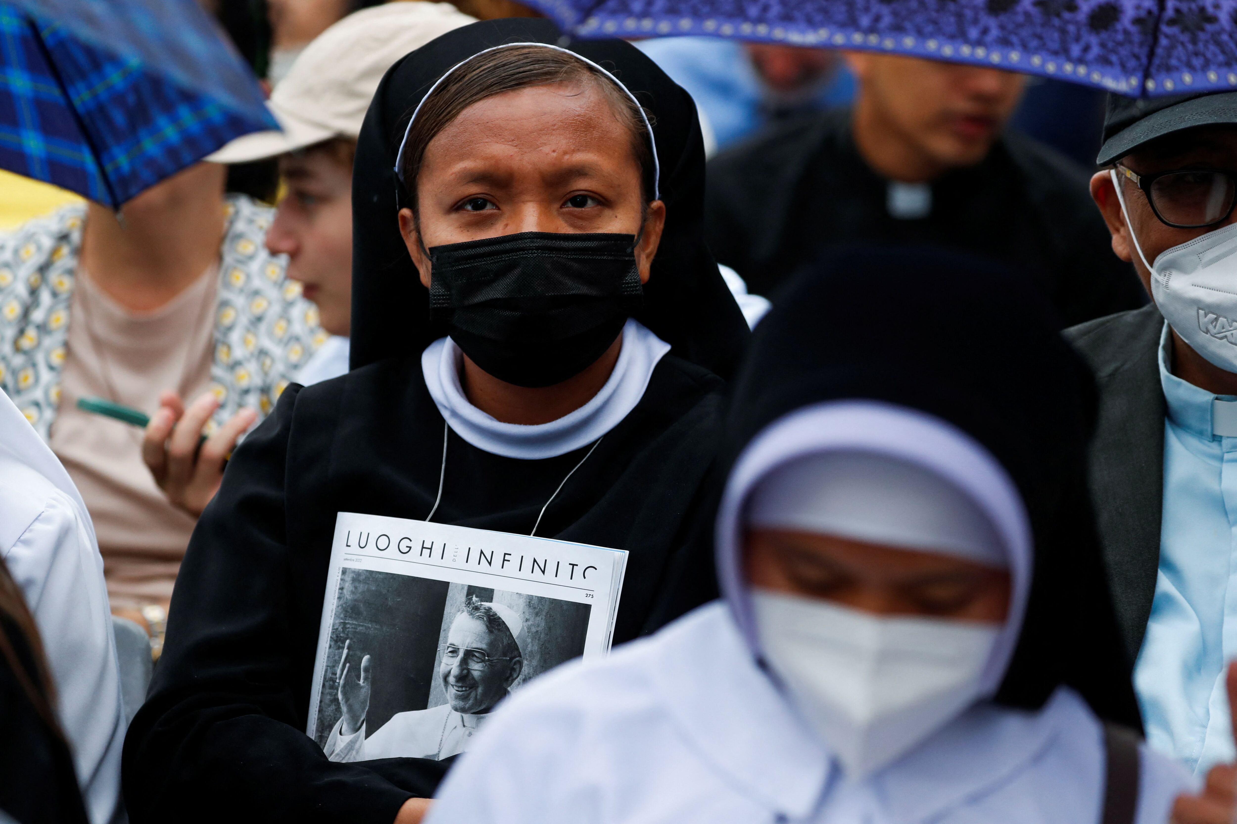 Una monja espera que llegue el Papa Francisco para asistir a una misa por la beatificación del Papa Juan Pablo I en la Plaza de San Pedro en el Vaticano, el 4 de septiembre de 2022. (REUTERS/Remo Casilli)