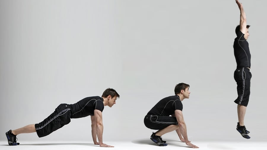 Los burpees integran plancha alta, flexión de brazos y salto vertical en una secuencia que Cleveland Clinic considera avanzada dentro de la pliometría (Freepik)
