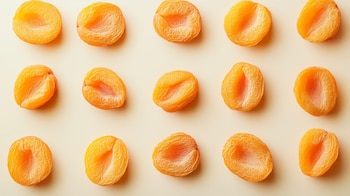 Chabacanos secos, fruta deshidratada, alimento nutritivo, botana saludable, chabacano deshidratado, textura natural, frutos secos sin azúcar, snack energético - (Imagen Ilustrativa Infobae)