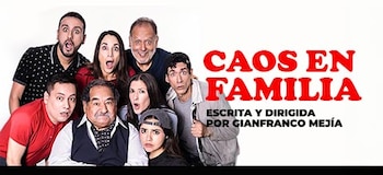 Ocho actores con gestos de sorpresa posan junto al título Caos en familia y los créditos de la obra sobre un fondo blanco
