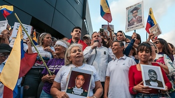 Venezuela libera a opositores. Horas