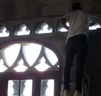 Agusto colocando cristales redondos