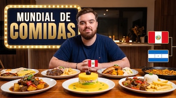 Ibai Llanos sentado frente a una mesa con varios platos de comida, un cartel iluminado de Mundial de Comidas y las banderas de Perú y Honduras.