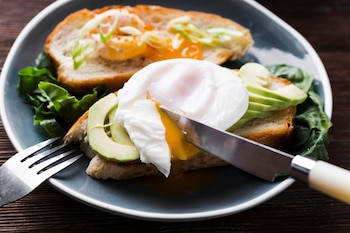 El vinagre, un aliado imprescindible para preparar huevos poché (Magnific)