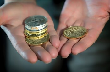 Imagen de cinco criptomonedas.