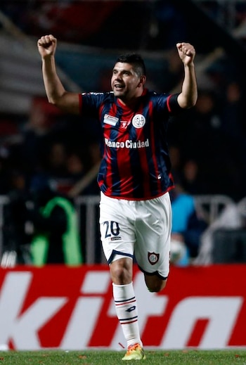 Foto de archivo de Néstor Ortigoza celebrando un gol con San Lorenzo. Buenos Aires, Argentina. 13 de agosto de 2014.
REUTERS/Marcos Brindicci