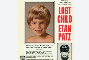 Cartel de niño desaparecido de Etan Patz con una foto principal sonriente y otra más pequeña con gorra, texto "LOST CHILD" y detalles de su desaparición