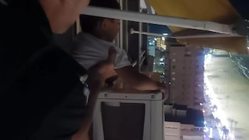 Rescatan a un niño de ocho años que estaba sentado sobre un aparato de aire acondicionado de un piso 21 en Benidorm: detienen a su padre por dejarlo solo en casa