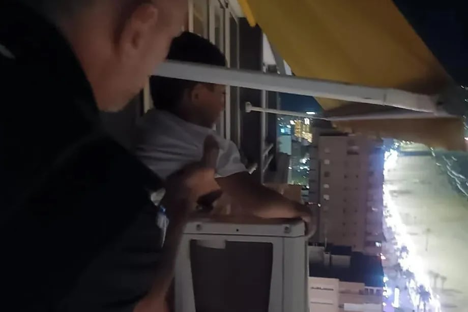Rescatan a un niño de ocho años que estaba sentado sobre un aparato de aire acondicionado de un piso 21 en Benidorm: detienen a su padre por dejarlo solo en casa