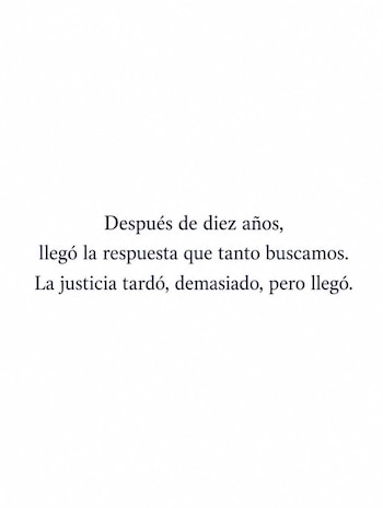 Texto sobre fondo blanco que dice: Después de diez años, llegó la respuesta que tanto buscamos. La justicia tardó, demasiado, pero llegó
