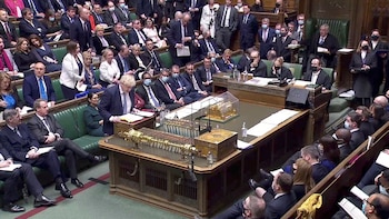 El primer ministro británico, Boris Johnson, habla durante el debate semanal del turno de preguntas en el Parlamento en Londres, Gran Bretaña, el 2 de febrero de 2022, en esta captura de pantalla tomada de un video. Reuters TV vía REUTERS