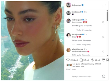 Tini Stoessel posó con maquillaje natural y aros dorados con dije de perla, con la Ciudad de México de fondo