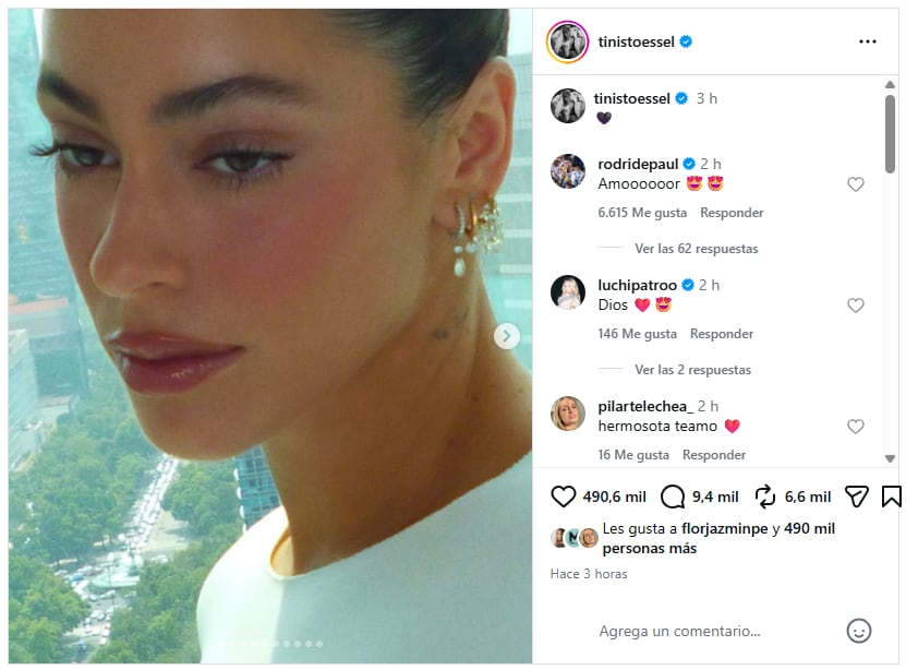 Tini Stoessel posó con maquillaje natural y aros dorados con dije de perla, con la Ciudad de México de fondo