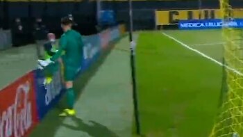 El gol que sufrió el arquero de peñarol y su reacción posterior