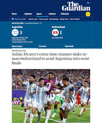 Jugadores de fútbol con camisetas albicelestes de Argentina celebran en el campo de juego de un estadio con público en las tribunas