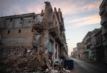 La pérdida de una propiedad por abandono exige una declaración municipal de ruinas y una decisión de los tribunales. (AP Foto/Ramón Espinosa)
