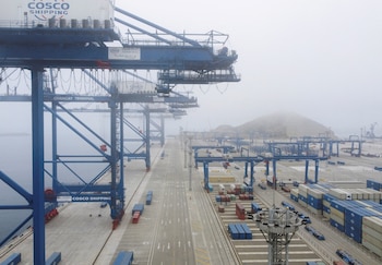 Grúas y contenedores en el