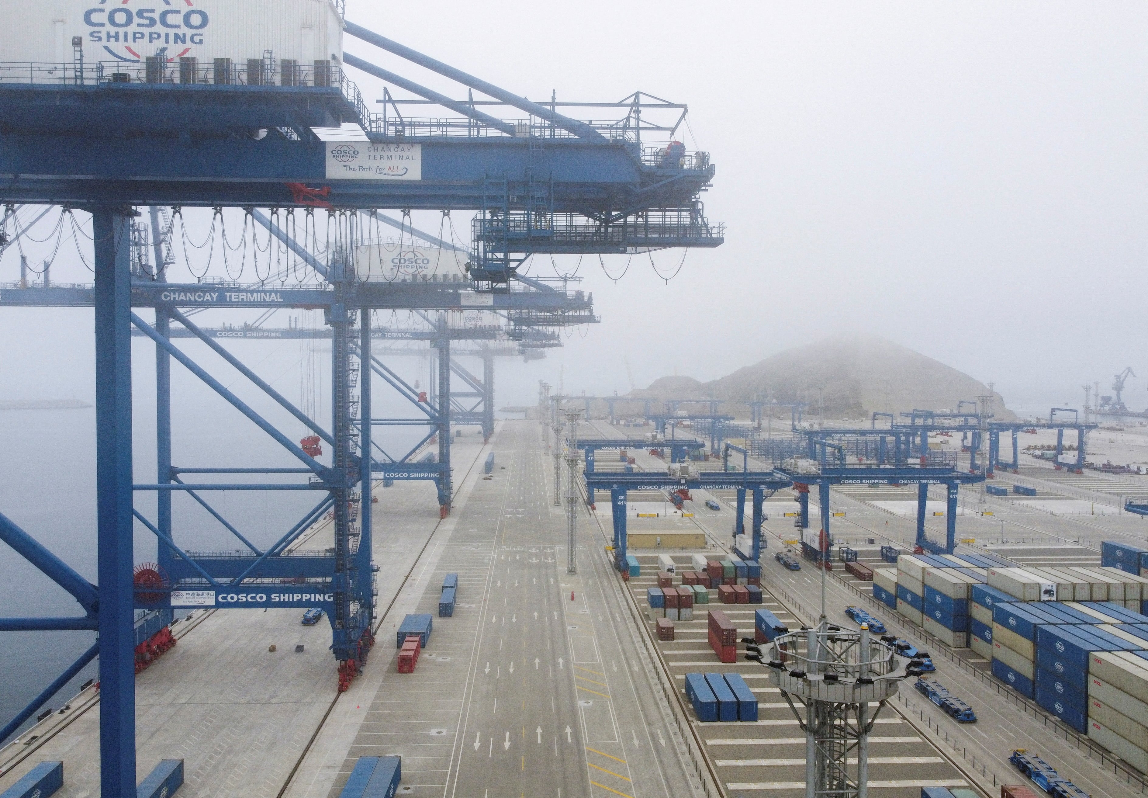 Grúas y contenedores en el nuevo megapuerto que construye la empresa estatal china Cosco Shipping en Chancay, Perú. REUTERS/Angela Ponce