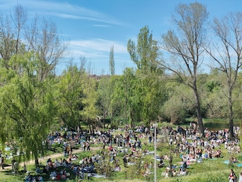 Celebración del Lunes de Aguas junto al río Tormes en Salamanca. (Europa Press)