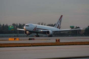 Un avión aterriza en el