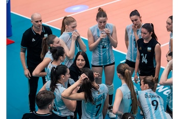 Gabriela Puente y sus dirigidas durante el Mundial Sub 17 de Vóley 2026.