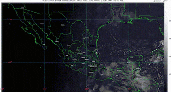 Mapa satelital de México en fondo negro con límites territoriales verdes, coordenadas geográficas y masas de nubes en blanco
