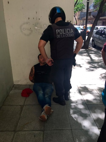 El periodista forcejeó con el