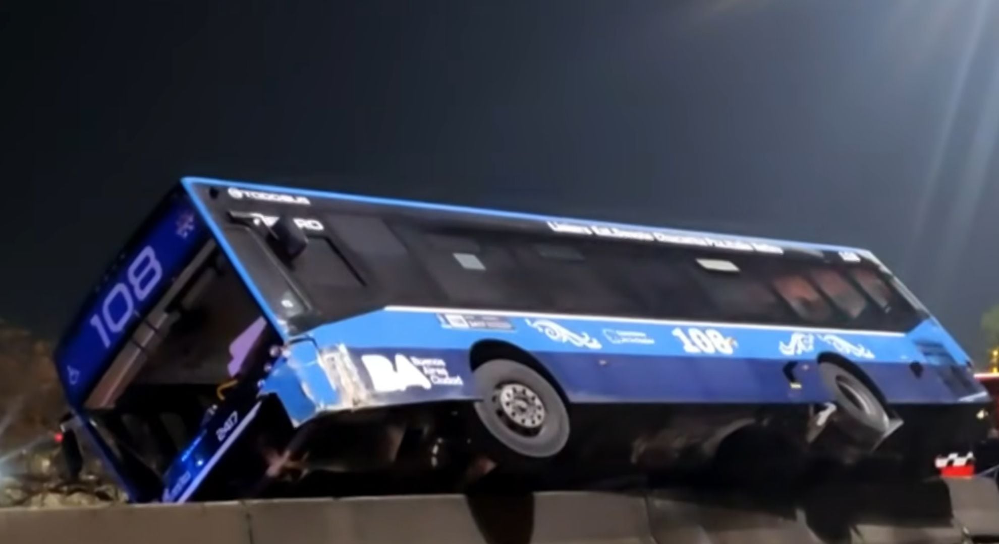 Así quedó el colectivo de la línea 108 que protagonizó el accidente (Gentileza: TN)