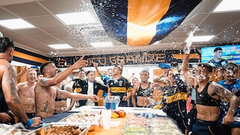 El gol de Paredes desde la tribuna, el intruso en el campo y la intimidad de los festejos: lo que no se vio del triunfo de Boca ante River