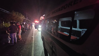 Ambulancias y cuerpos de socorro se movilizan tras la colisión entre un microbús y otro vehículo./(Cruz Verde)