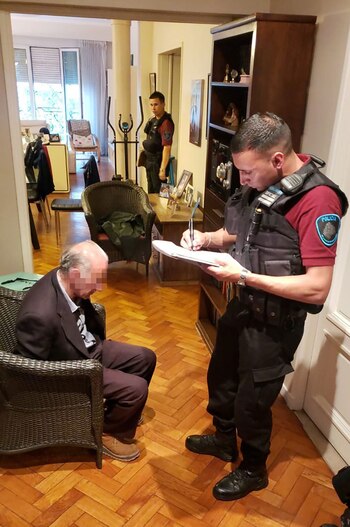 J.M.B. tiene 75 años, vive