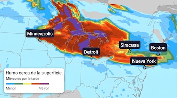 Mapa meteorológico de Estados Unidos y Canadá con la concentración de humo indicada por colores. Incluye la leyenda "Humo cerca de la superficie" y ciudades.