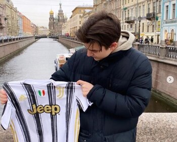 Mikhail, con la camiseta de