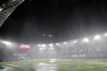 Polémica en LaLiga: Por qué han aguantado hasta el último momento para cancelar el Levante vs Athletic Club pese a la intensa tormenta. (Ana Escobar/EFE)