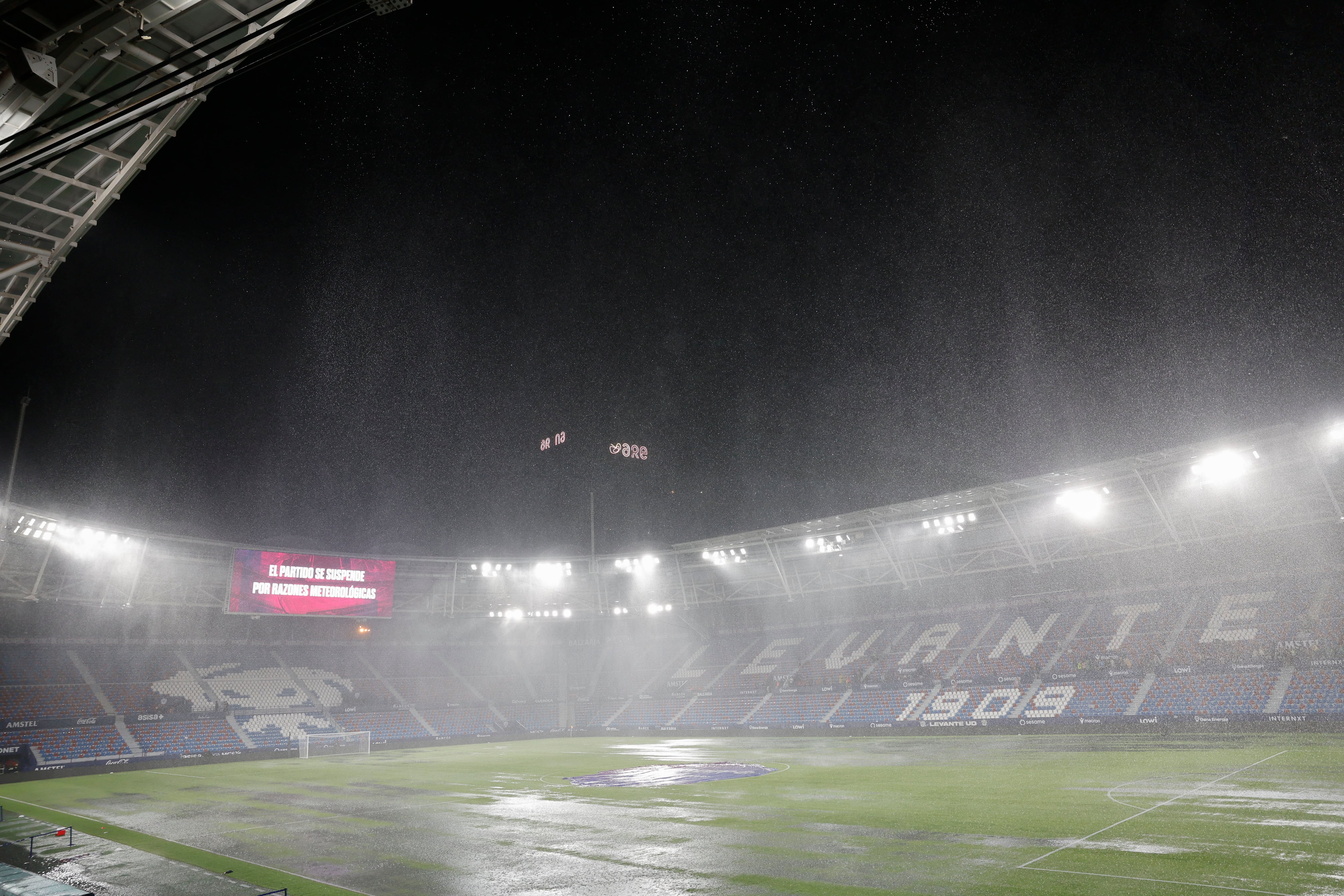 Polémica en LaLiga: Por qué han aguantado hasta el último momento para cancelar el Levante vs Athletic Club pese a la intensa tormenta. (Ana Escobar/EFE)