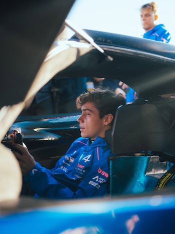 Colapinto en el auto superdeportivo