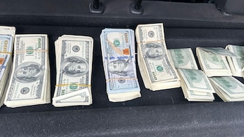 Circulaba en un auto “mellizo” en la General Paz, la Policía lo detuvo y le descubrieron USD 55 mil en la guantera