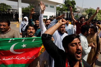 Partidarios del partido político pakistaní Tehreek-e-Insaf (PTI) cantan consignas en apoyo del primer ministro pakistaní, Imran Khan, frente al edificio del parlamento. REUTERS/Akhtar Soomro