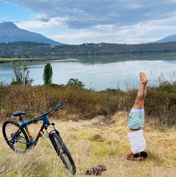 Yaku Pérez se considera de izquierda, ecologísta. Constantemente comparte fotografías sobre sus recorridos en la naturaleza donde practica yoga. (Instagram/ Yaku Pérez)