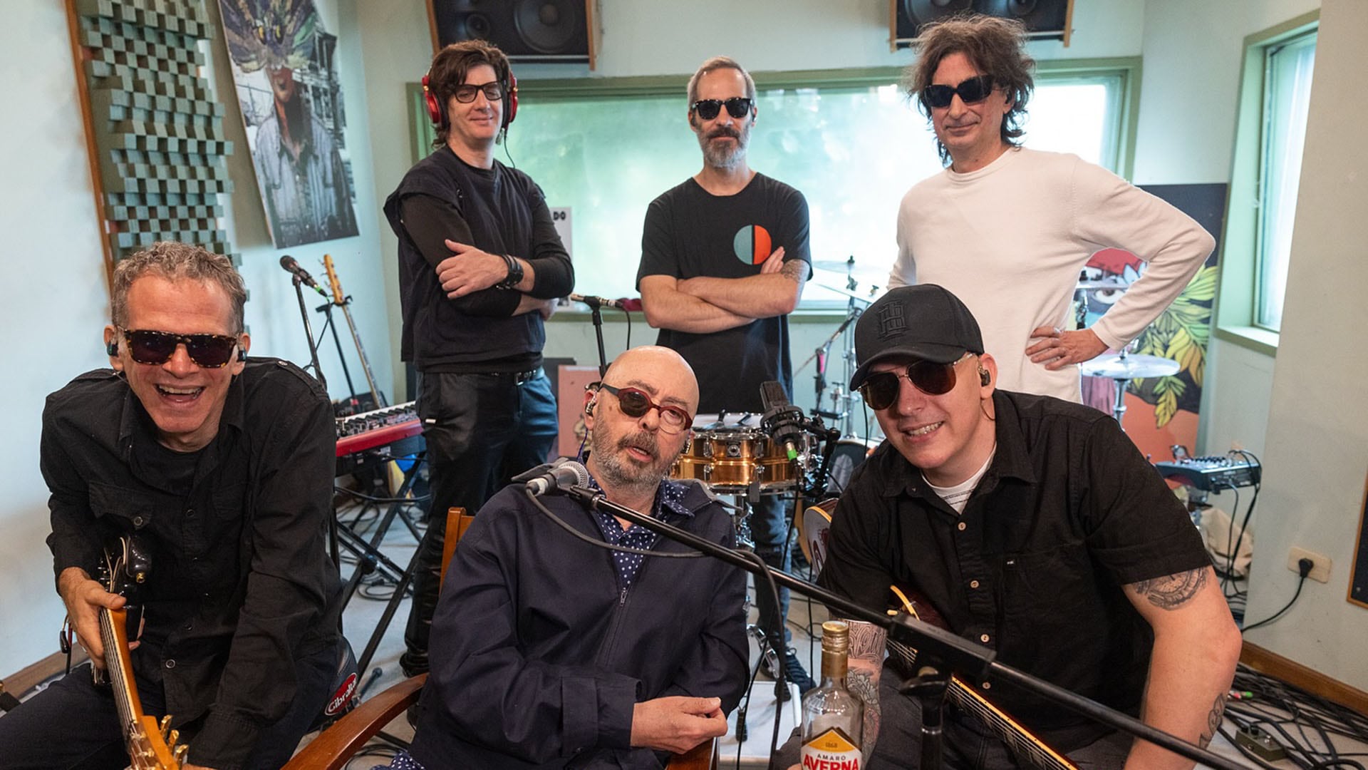 El Indio junto a los Fundamentalista del Aire Acondicionado, durante la sesión de grabación de su próximo disco