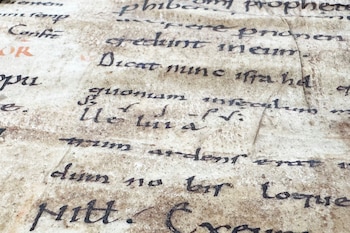 El documento contiene neumas, un