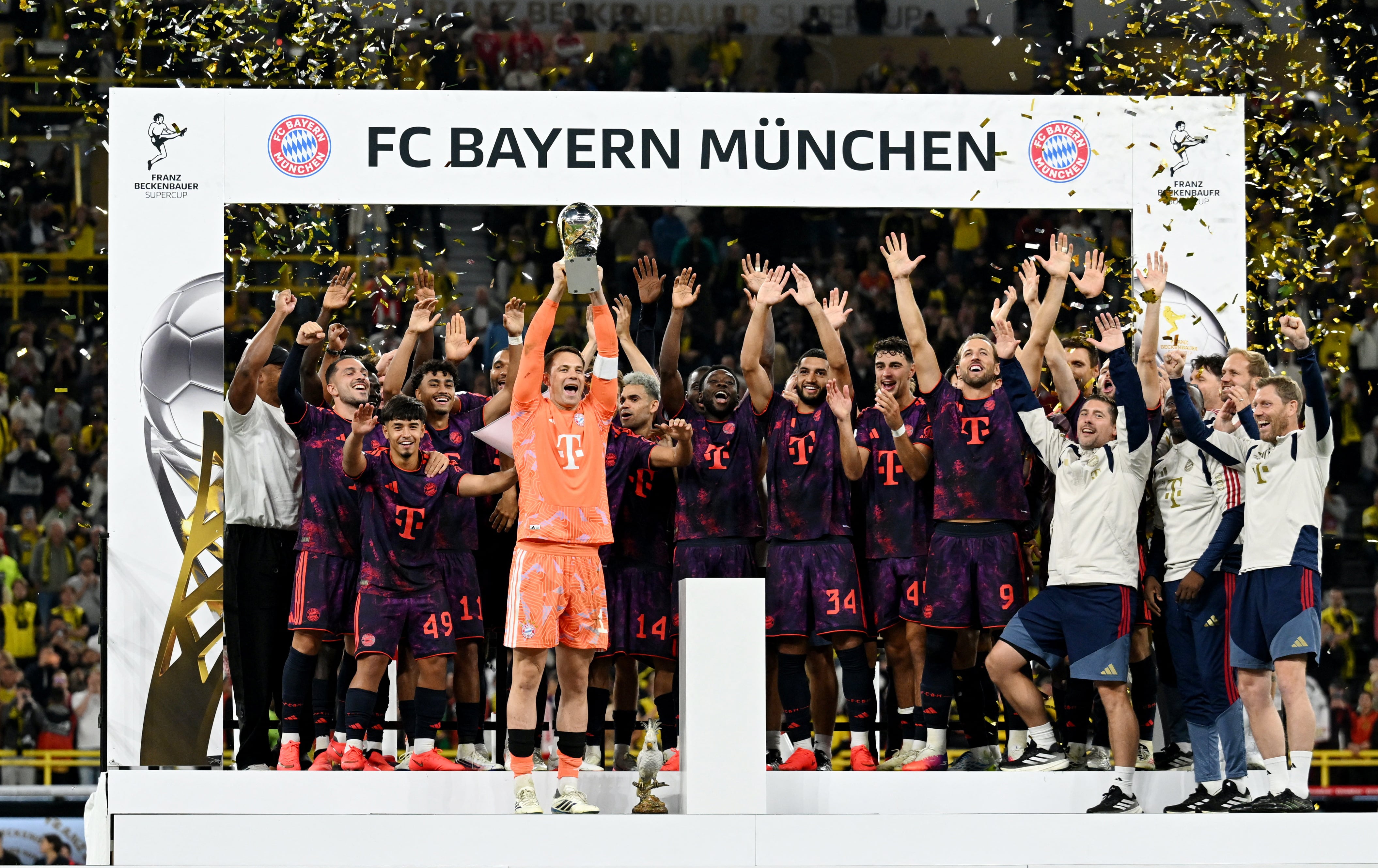 Manuel Neuer, del Bayern Múnich, levanta el trofeo junto a sus compañeros tras ganar la final de la Supercopa DFL-crédito Teresa Kroeger/REUTERS