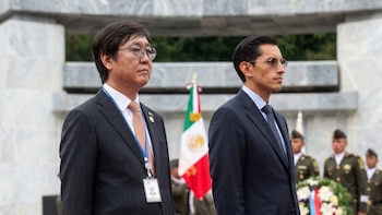 Presidente de Corea del Sur coloca ofrenda floral a los Niños Héroes en Chapultepec durante visita a México