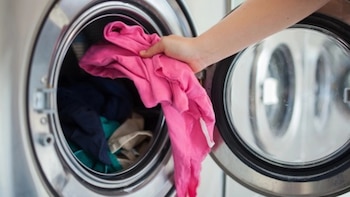 En la lavandería también se puede reducir el consumo. Usar la lavadora con pocas prendas puede gastar casi la misma cantidad de agua que una carga completa, dependiendo del equipo y programa seleccionado.