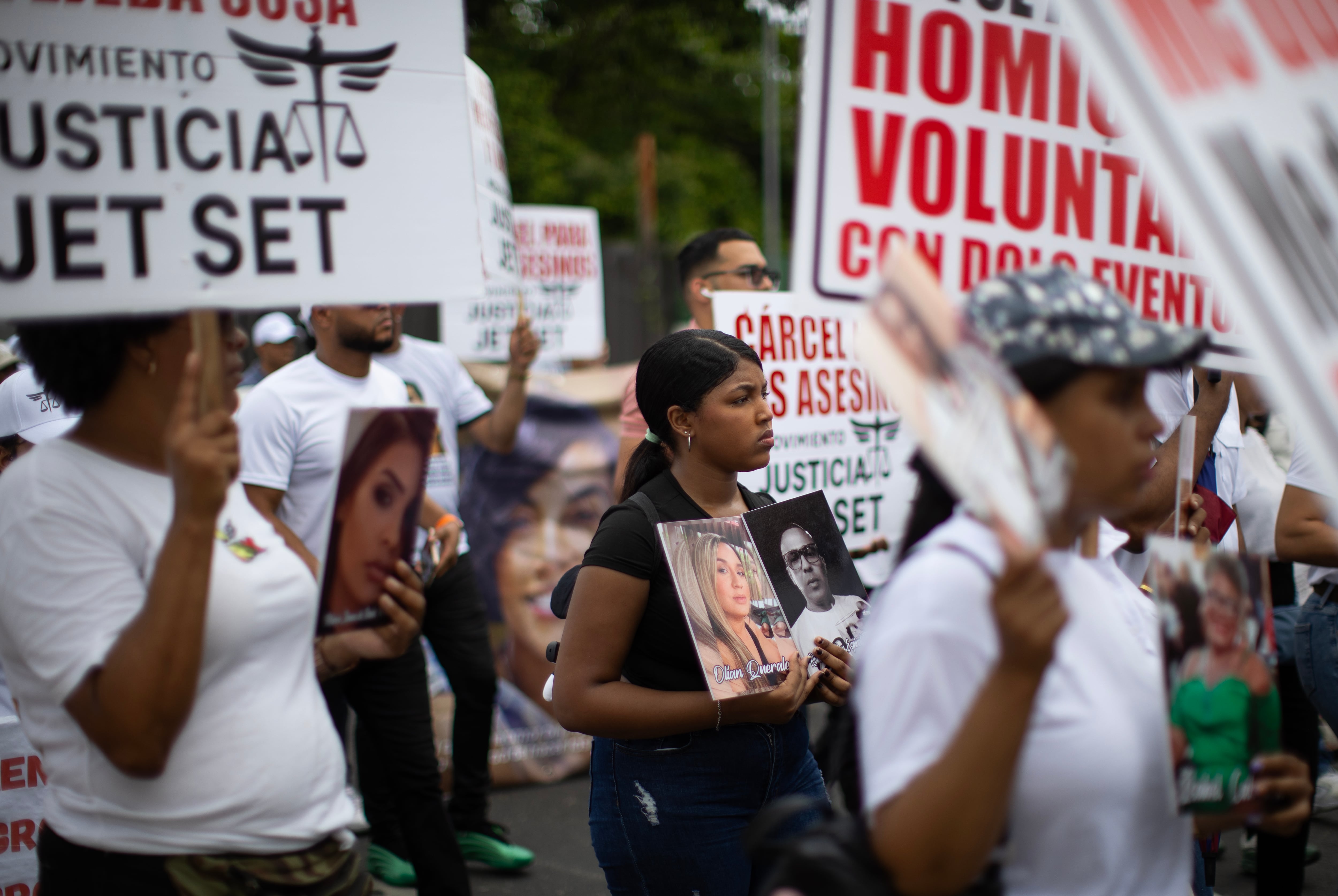 Los querellantes piden que los hermanos Espaillat sean juzgados por homicidio voluntario en el caso Jet Set y no por homicidio involuntario. (EFE/ Orlando Barría)