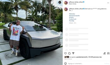 Jefferson Farfán presume auto en