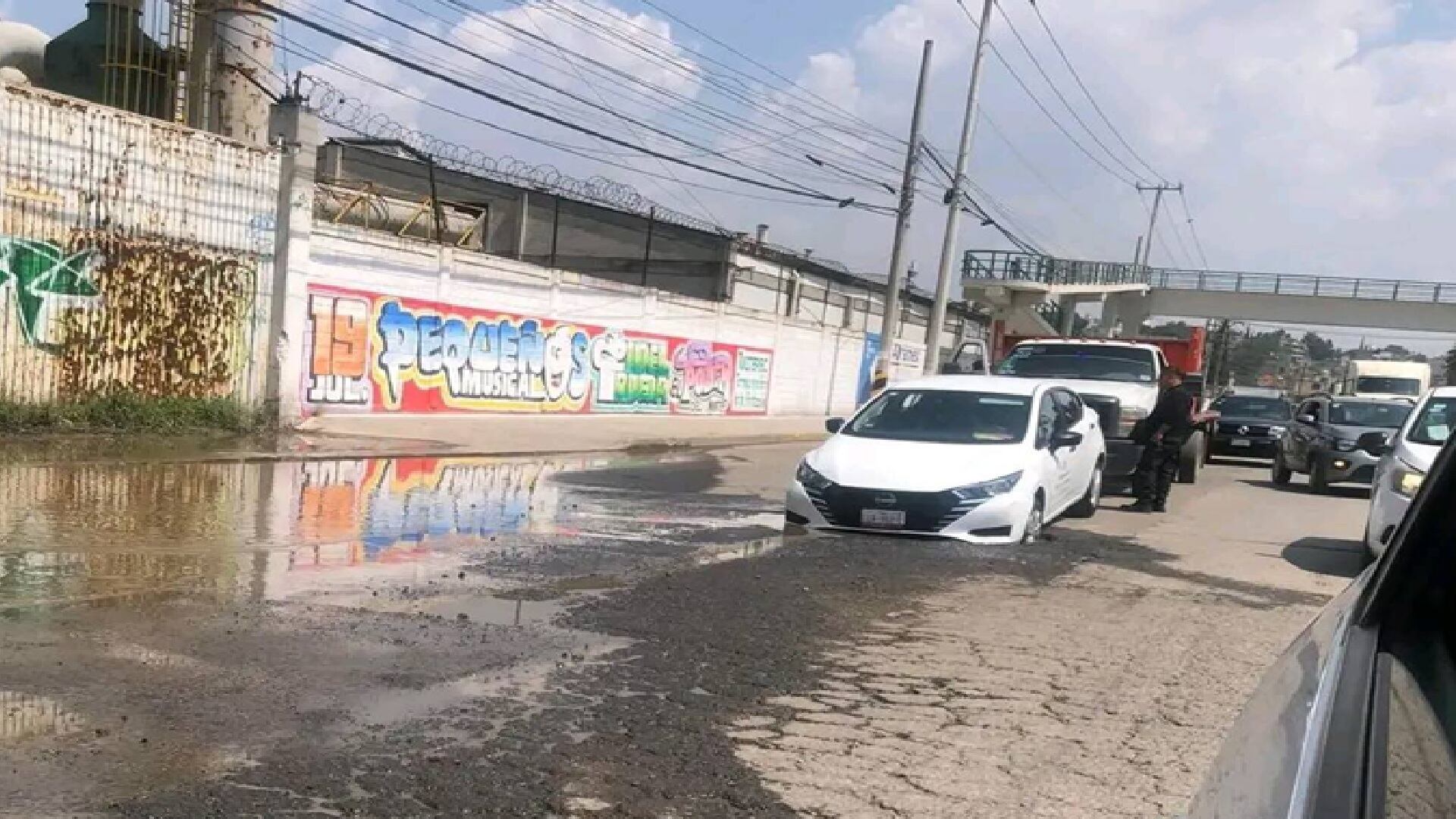 Así quedó el carro del DIF municipal de Melchor Ocampo, Edomex en avenida Himno Nacional el pasado 6 de julio (especial)
