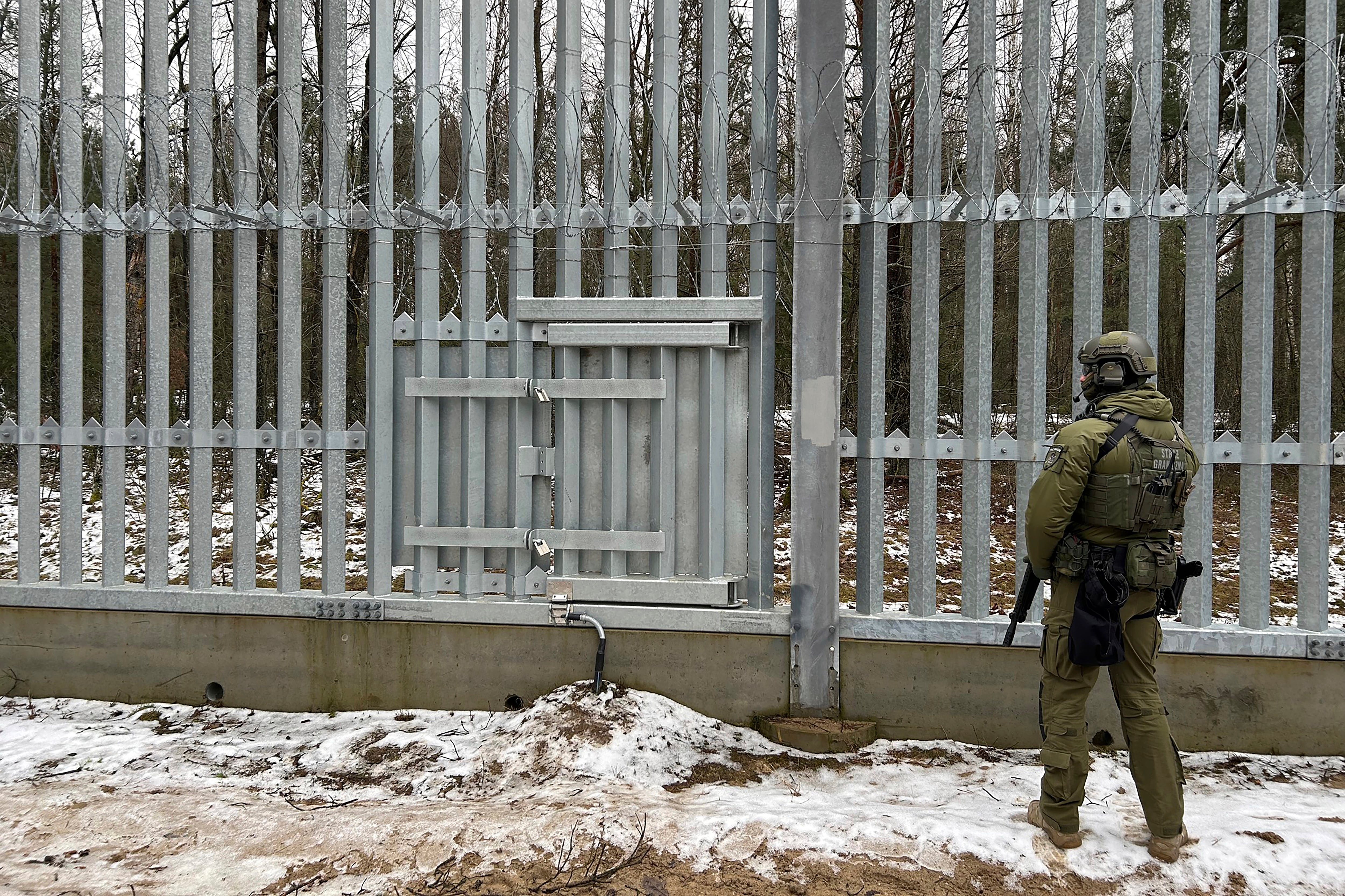 Un guardia polaco en el cruce Połowce-Pieszczatka cerca de la frontera con Bielorrusia, el 16 de enero del 2025 (AP foto/Lorne Cooke)