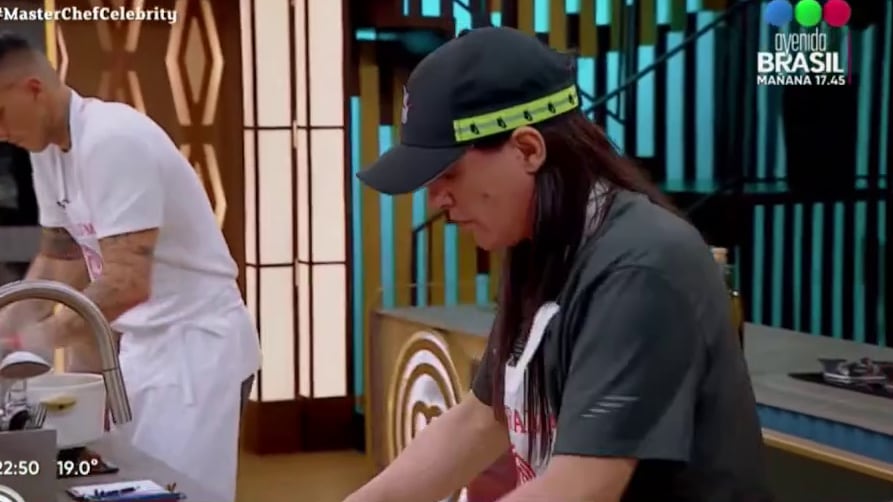 Hernán Coronel cocina en su estación durante una emisión del programa de televisión MasterChef Celebrity