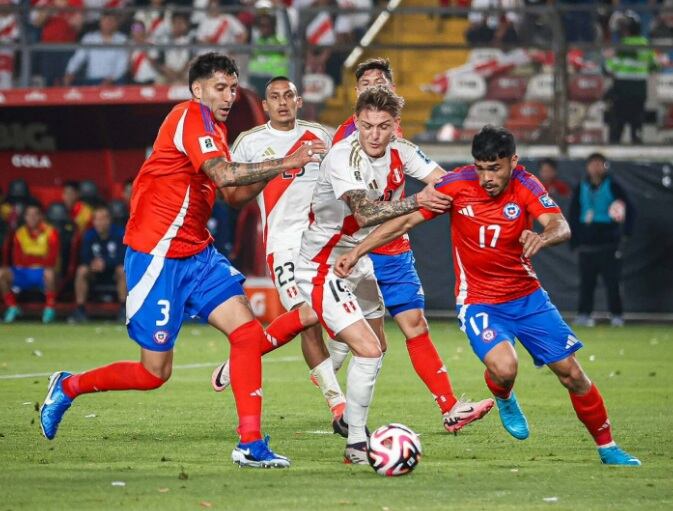 Oliver Sonne fue titular en el Perú vs Chile por Eliminatorias 2026 el año pasado. - créditos: FPF